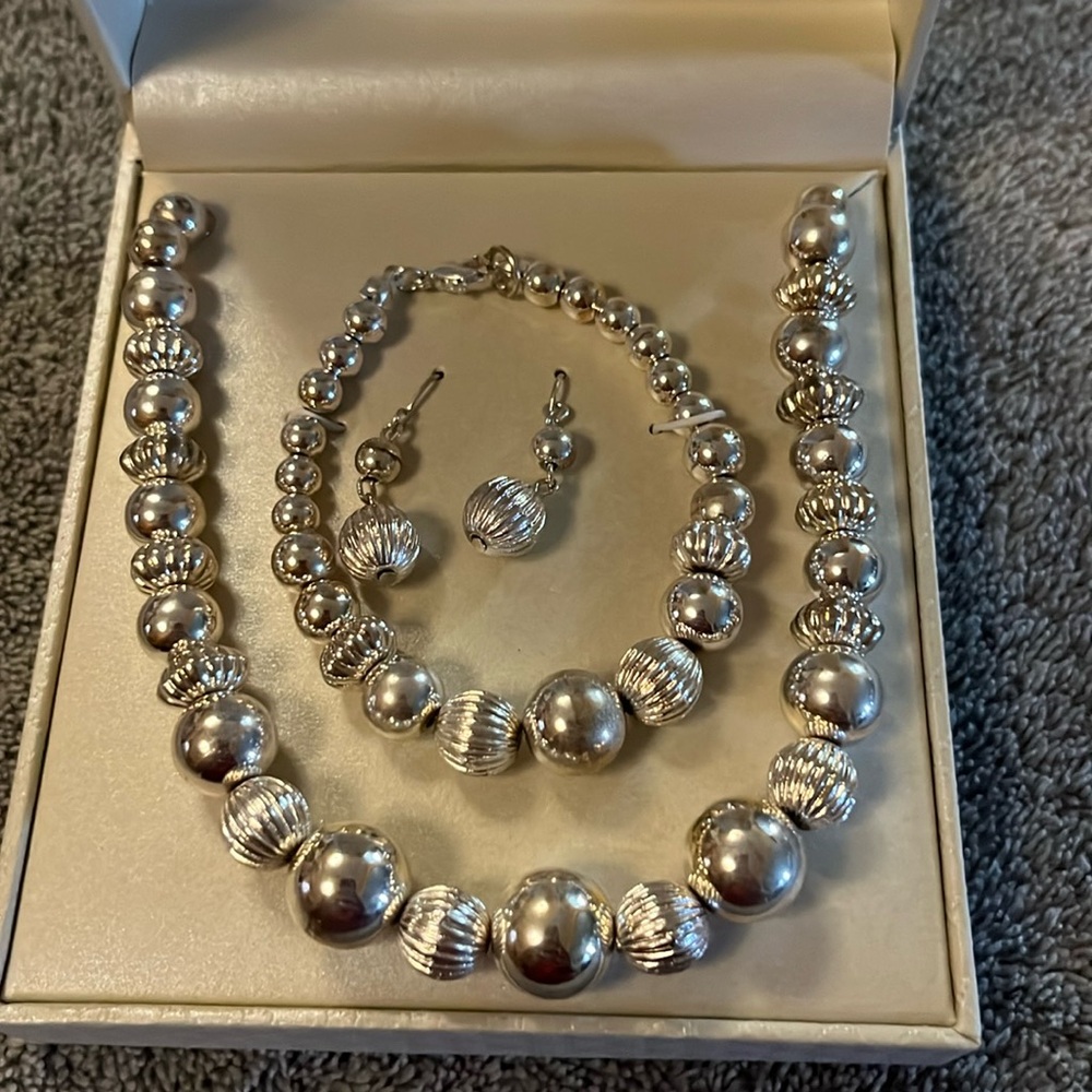 Necklace, earrings and bracelet